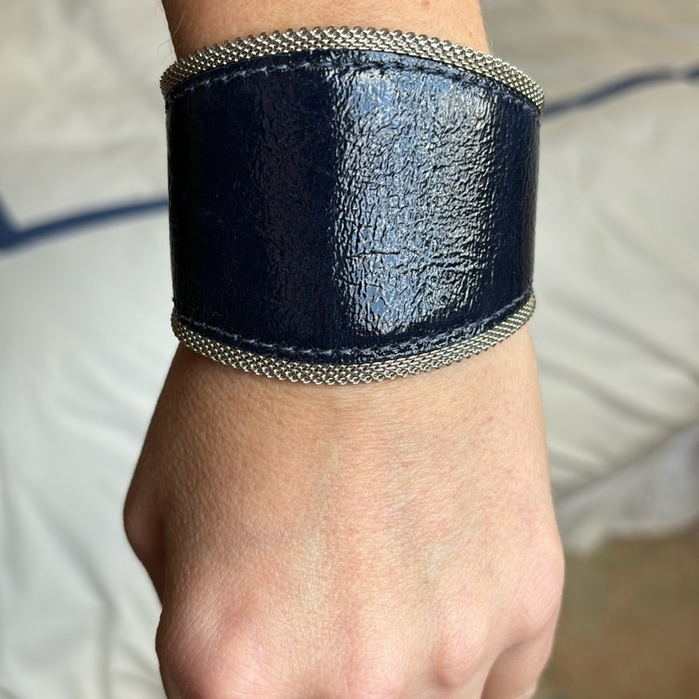 Streets Ahead navy leather-like bracelet w silver mesh trim never worn size SM